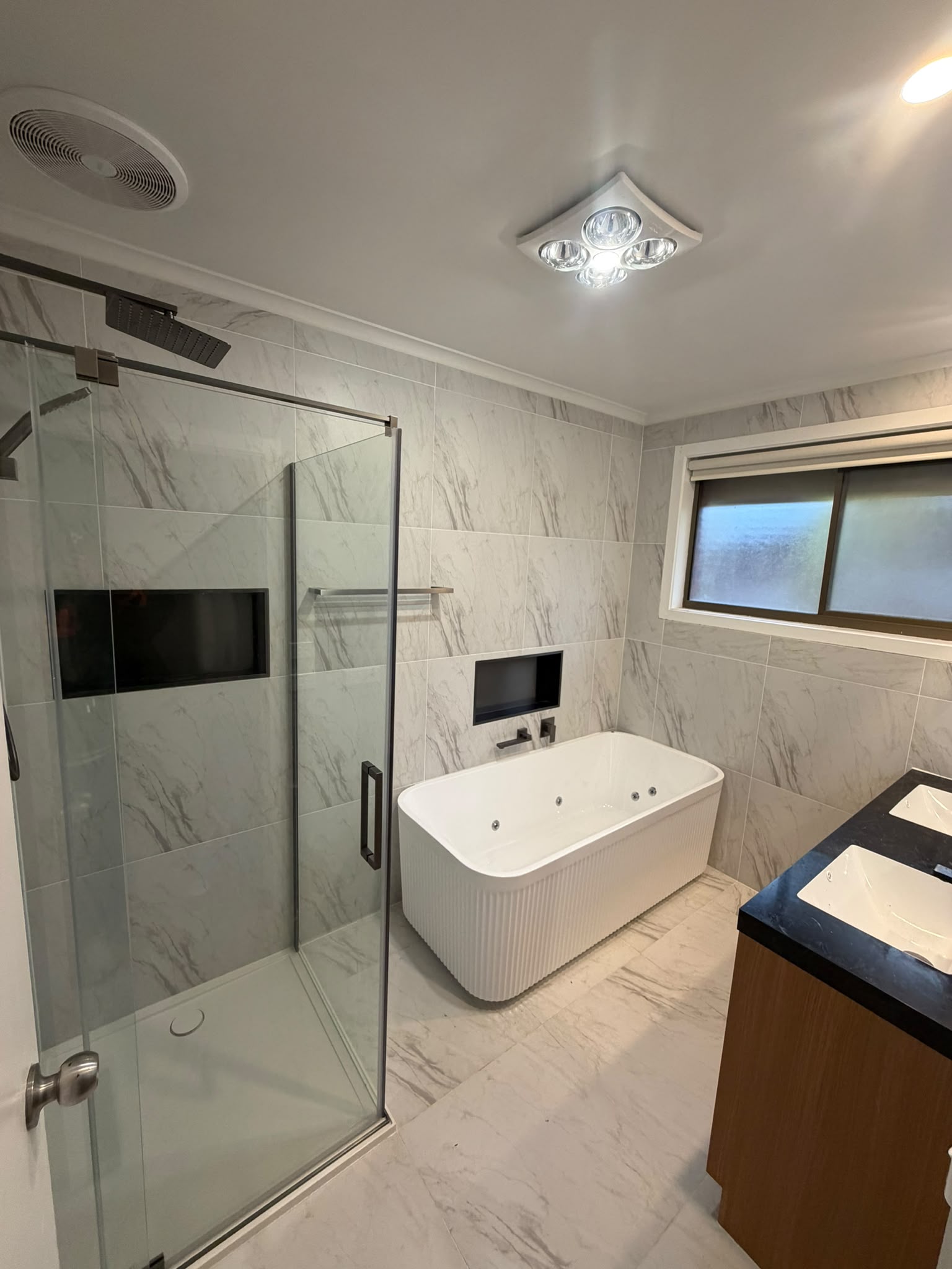 Fluted spa bath in marble-look tile